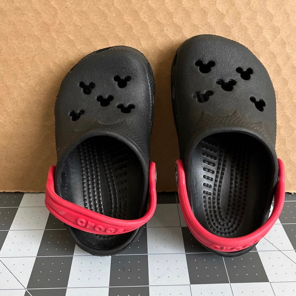 Disney edition baby crocs 
Size 6-7

Worn but baby didn’t walk at the time